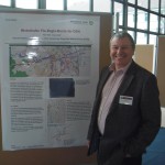 Peter Wolff auf der Geoinformatik in Osnabrück vor seinem Poster über dessen Inhalt er referiert