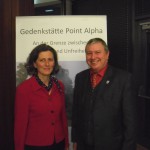 Peter Wolff trifft auf einer Veranstaltung in der Point-Alpha-Akademie in Geisa (Thüringen) Hessens Staatssekretärin für Europafragen, Zsuzsa Breier